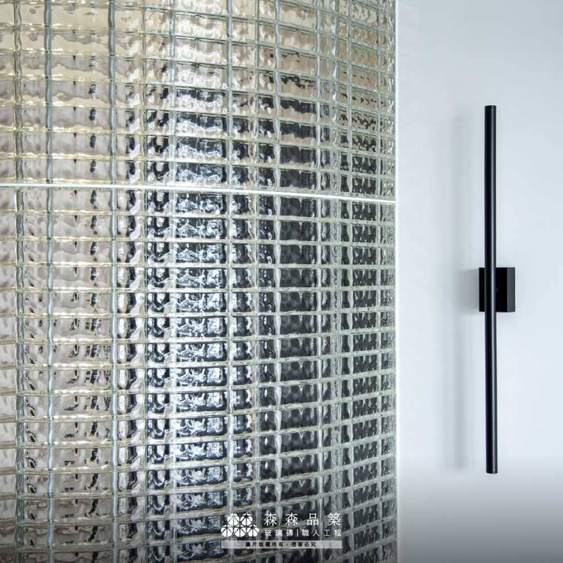 文山住家-實心玻璃磚玄關設計案例| 以鐵件固定水波光弧形轉角鑽孔磚，是鐵築工法的方式，亦讓玻璃磚內線條更飽滿豐富。