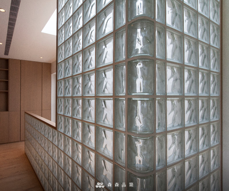 森森品築1908W雲紋玻璃空心磚居家室內設計案例分享-在自然透光時，雲紋型空心玻璃磚所呈現的紋理相當美，遇到轉角時，以1908轉角玻璃磚銜接，圓弧設計讓視覺多了舒暢，也帶了點竹節的感受喔~