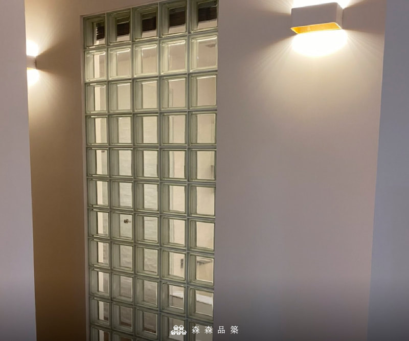 森森品築Q19 T空心玻璃磚住宅浴室隔間設計案例分享 - 玻璃磚是浴室隔間牆的材料之一，此案中我們選用了Q19T的全透明紋理，呈現出簡潔大方的效果。