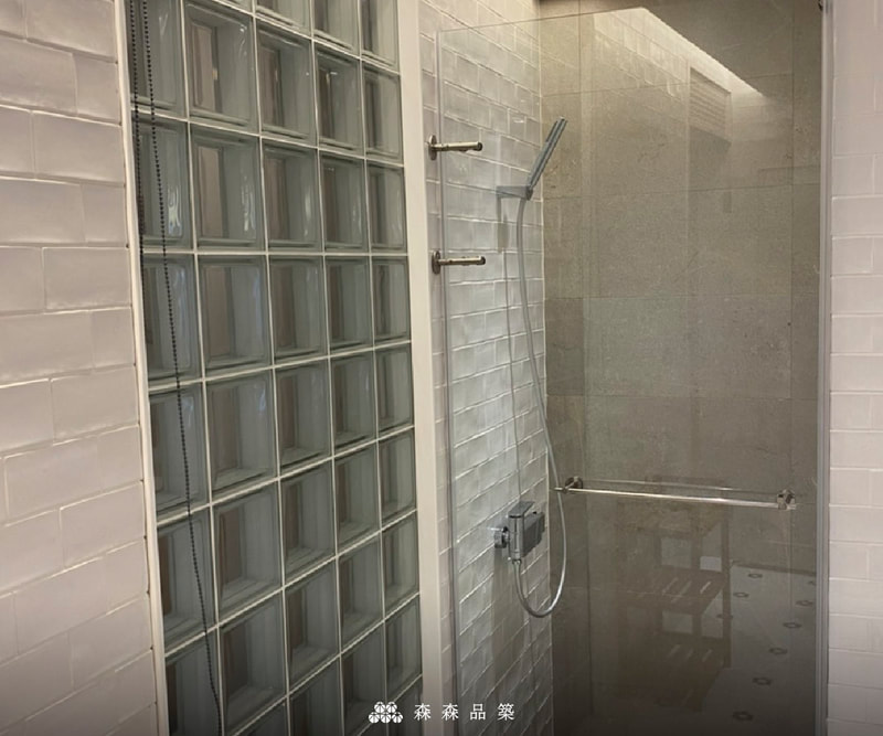 森森品築Q19 T空心玻璃磚住宅浴室隔間設計案例分享 - 在面對無對外窗的浴廁空間時，就大膽地採用玻璃磚隔間吧！讓浴廁空間採光提升，也讓居住空間再擴大。