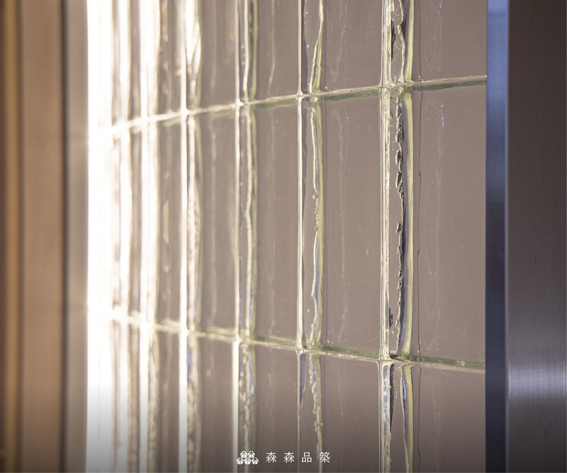 玻璃磚｜實心玻璃磚施工｜森森品築實心玻璃磚經典弧型玄關案例，以暖光直接導入後，每個角度都能延伸光源。