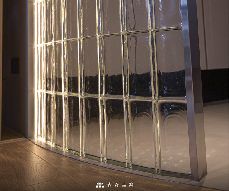 玻璃磚｜實心玻璃磚施工｜森森品築實心玻璃磚經典弧型玄關案例 - 水波光膠築立砌工法，以不鏽鋼片收邊，讓視覺簡潔乾淨不突兀，適合各類型居家設計風格。