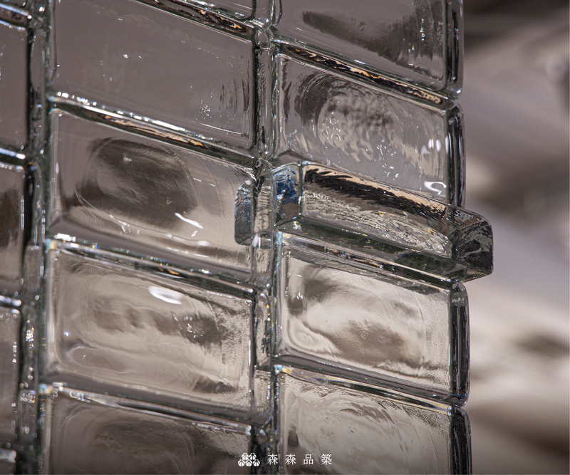 玻璃磚｜實心玻璃磚施工｜森森品築玻璃磚|如同冰塊一般的透亮，如同水一般的紋路線條，多樣排版方式，讓空間多了一個焦點。